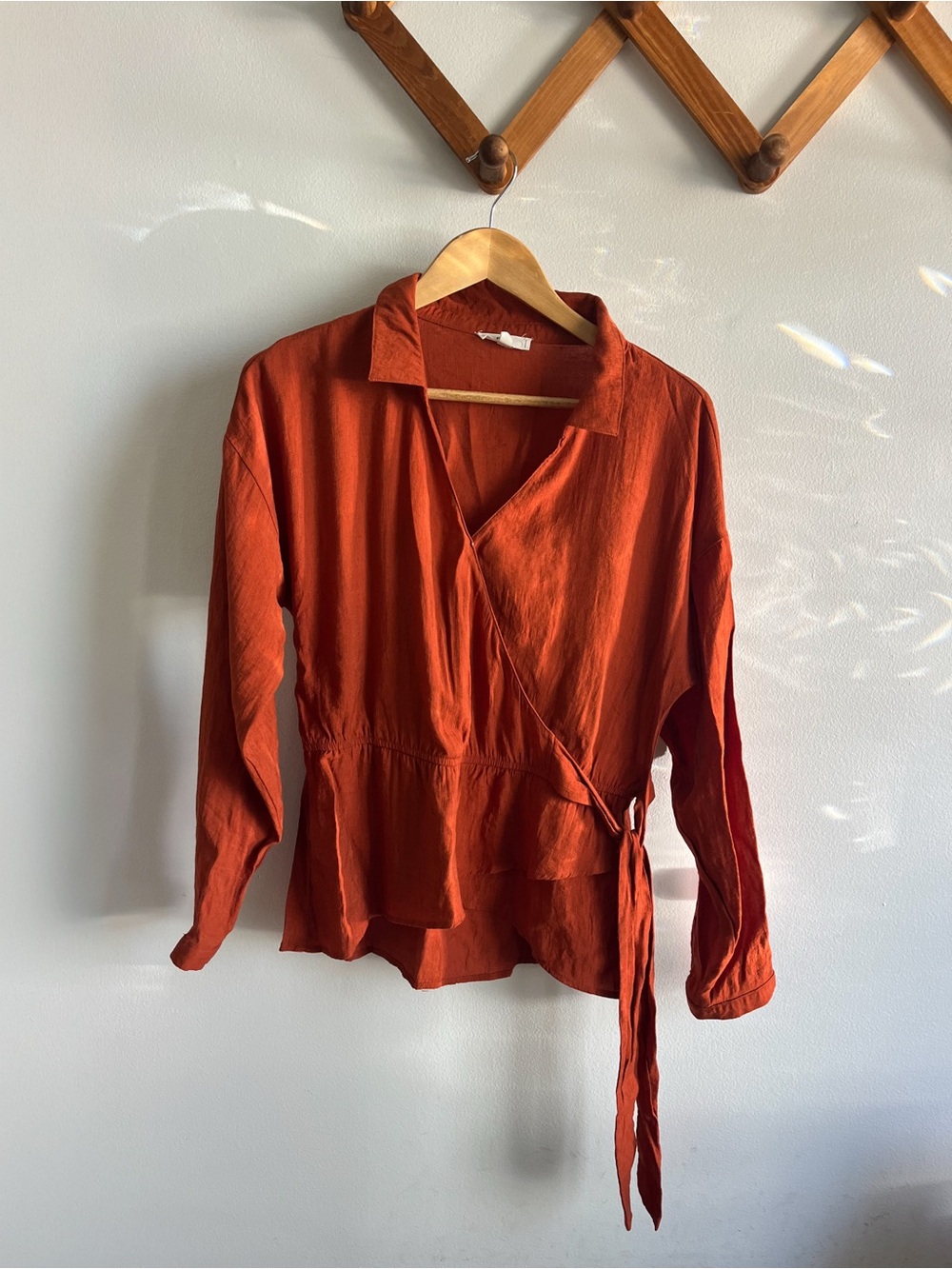 E&M Womens Wrap Tie Waist Blouse in Rust